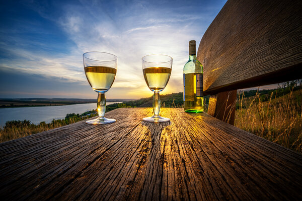 Bild vergr&ouml;&szlig;ern: Weingläser