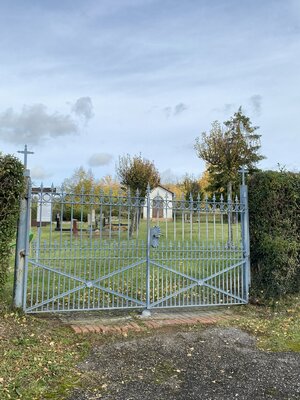 Bild vergr&ouml;&szlig;ern: Auf dem Bild ist der Eingangsbereich vom Friedhof in Wormsleben zu sehen.