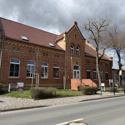 Auf dem Bild ist die Grundschule Röblingen am See zu sehen.