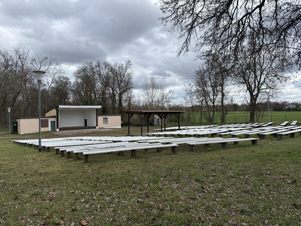Bild vergr&ouml;&szlig;ern: Auf dem Bild ist der Festplatz im Park in Röblingen am See zu sehen.