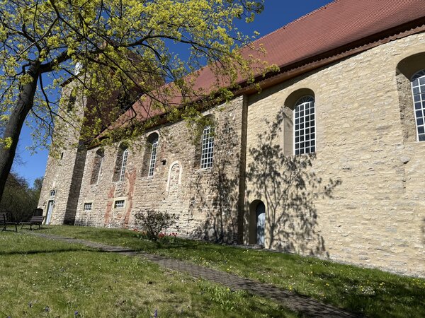 Bild vergr&ouml;&szlig;ern: Auf dem Bild ist die St. Bartholomäus Kirche in Erdeborn zu sehen.