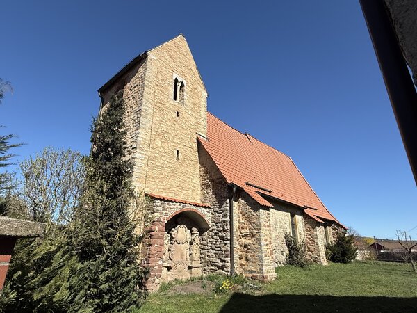 Bild vergr&ouml;&szlig;ern: Auf dem Bild ist die St. Fabian und Sebastin Kirche in Lüttchendorf zu sehen.