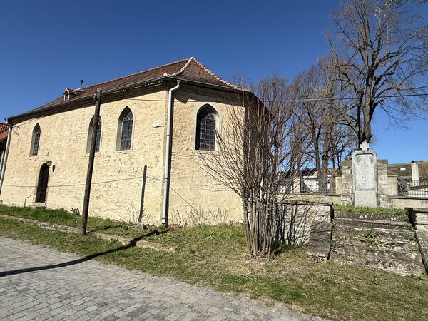 Bild vergr&ouml;&szlig;ern: Auf dem Bild ist die Zum Heiligen Kreuz Kirche in Wormsleben zu sehen.