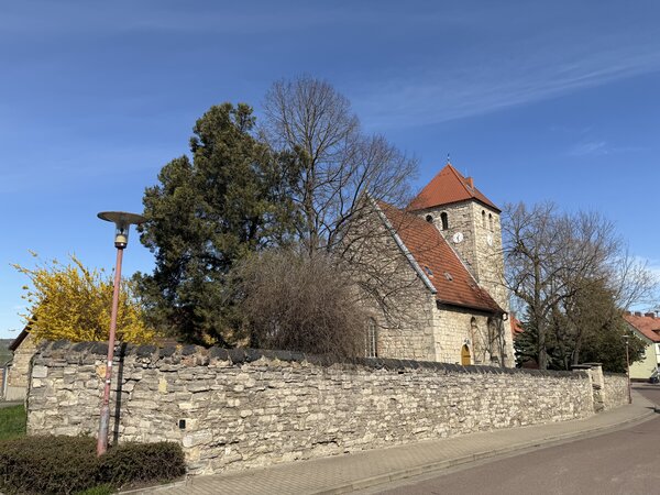 Bild vergr&ouml;&szlig;ern: Auf dem Bild ist die St. Godehard Kirche in Amsdorf zu sehen.