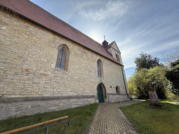 Bild vergr&ouml;&szlig;ern: Auf dem Bild ist die St. Martin Kirche in Stedten zu sehen.