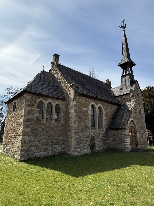 Bild vergr&ouml;&szlig;ern: Auf dem Bild ist die St. Petri Kirche in Rollsdorf zu sehen.
