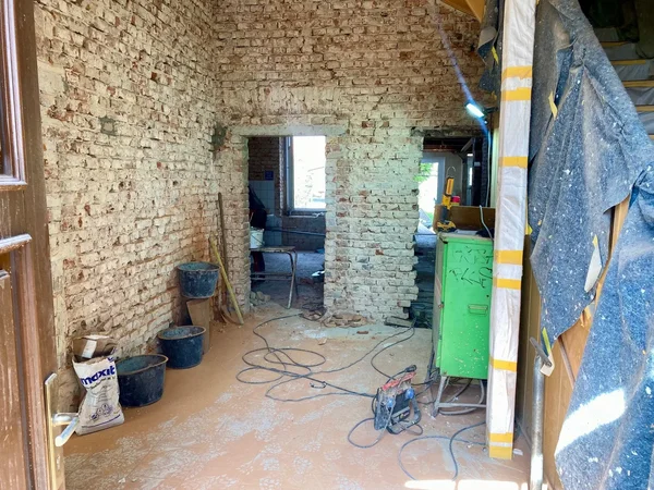 Bild vergr&ouml;&szlig;ern: Auf dem Bild ist der Eingangsbereich der Kita Erdeborn im Rohbauzustand zu sehen.