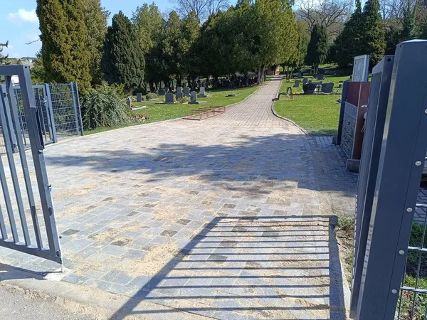 Bild vergr&ouml;&szlig;ern: Auf dem Bild ist der Eingangsbereich des Friedhof in Stedten zu sehen.