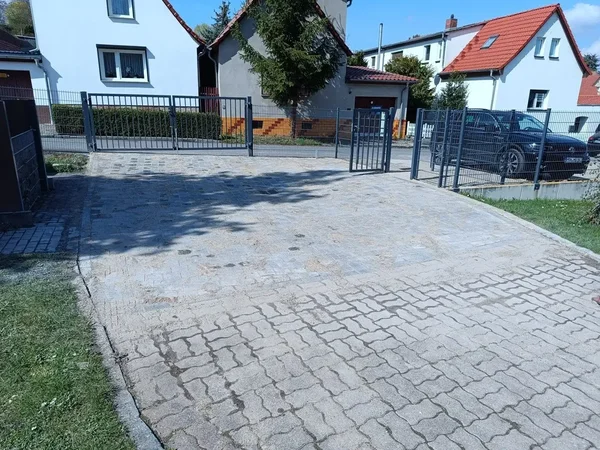 Bild vergr&ouml;&szlig;ern: Auf dem Bild ist der Eingangsbereich vom Friedhof in Stedten aus Sicht vom Friedhof zu sehen.