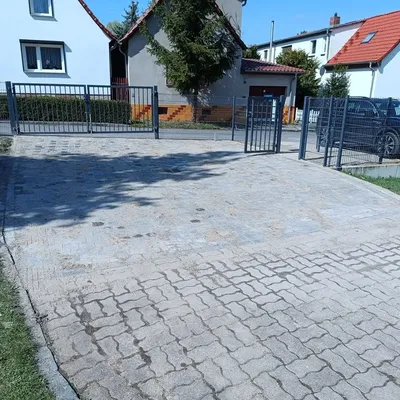 Auf dem Bild ist der Eingangsbereich vom Friedhof in Stedten aus Sicht vom Friedhof zu sehen.