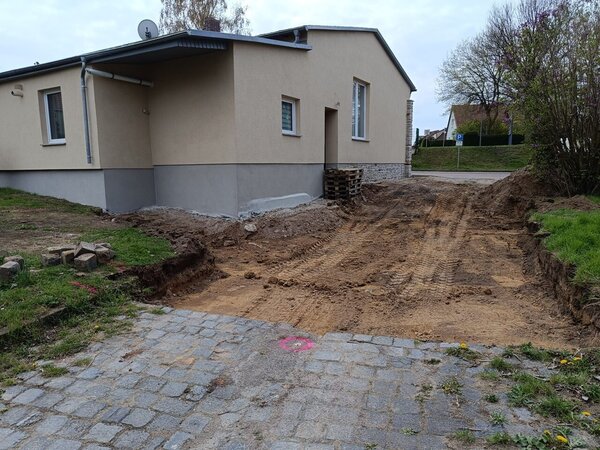 Bild vergr&ouml;&szlig;ern: Auf dem Bild ist die Außenanlage des Feuerwehrgebäudes von Aseleben zu sehen. Das Foto wurde von der Rückseite des Gebäudes aus aufgenommen.