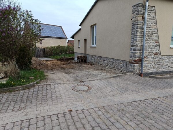 Bild vergr&ouml;&szlig;ern: Auf dem Bild ist die Außenanlage links neben dem Feuerwehrgebäude in Aseleben zu sehen.