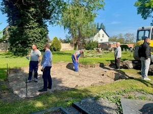 Bild vergr&ouml;&szlig;ern: Friedhof Röblingen, Pflasterarbeiten für halbanonyme Bestattung