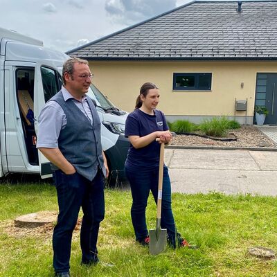 Herr Blümel und die Niederlassungsleiterin der MIDEWA