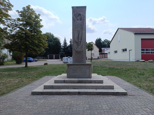 Bild vergr&ouml;&szlig;ern: Denkmal Wansleben Frontansicht