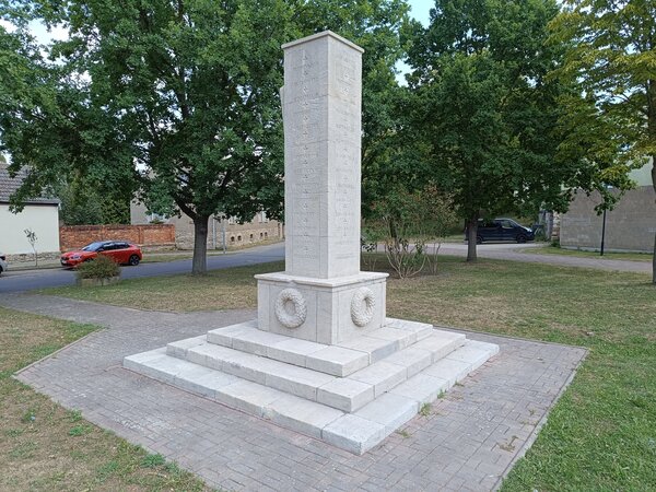 Bild vergr&ouml;&szlig;ern: Denkmal Wansleben Seitenansicht