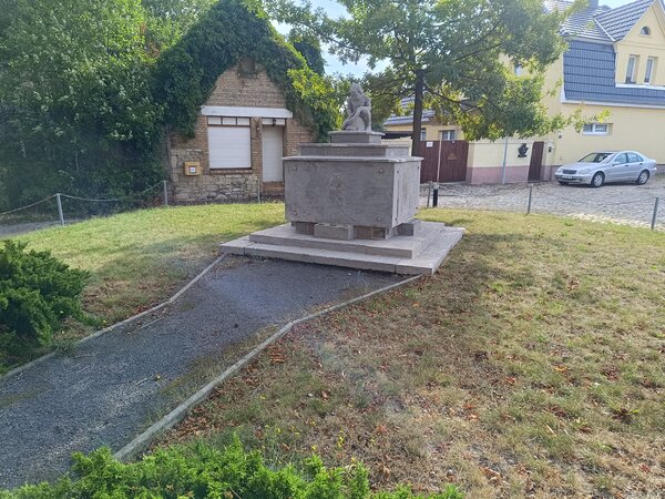 Bild vergr&ouml;&szlig;ern: Denkmal Unterröblingen Frontansicht