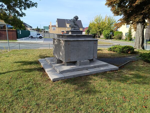 Bild vergr&ouml;&szlig;ern: Denkmal Unterröblingen Seitenansicht