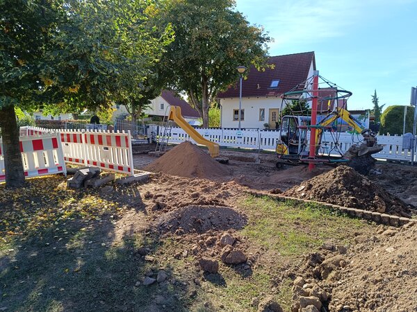 Bild vergr&ouml;&szlig;ern: Spielplatz Aseleben Pionierstraße Seitenansicht